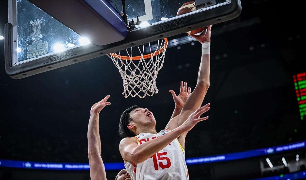 关于场上大决胜负：球员拼搏态度令人敬佩的信息