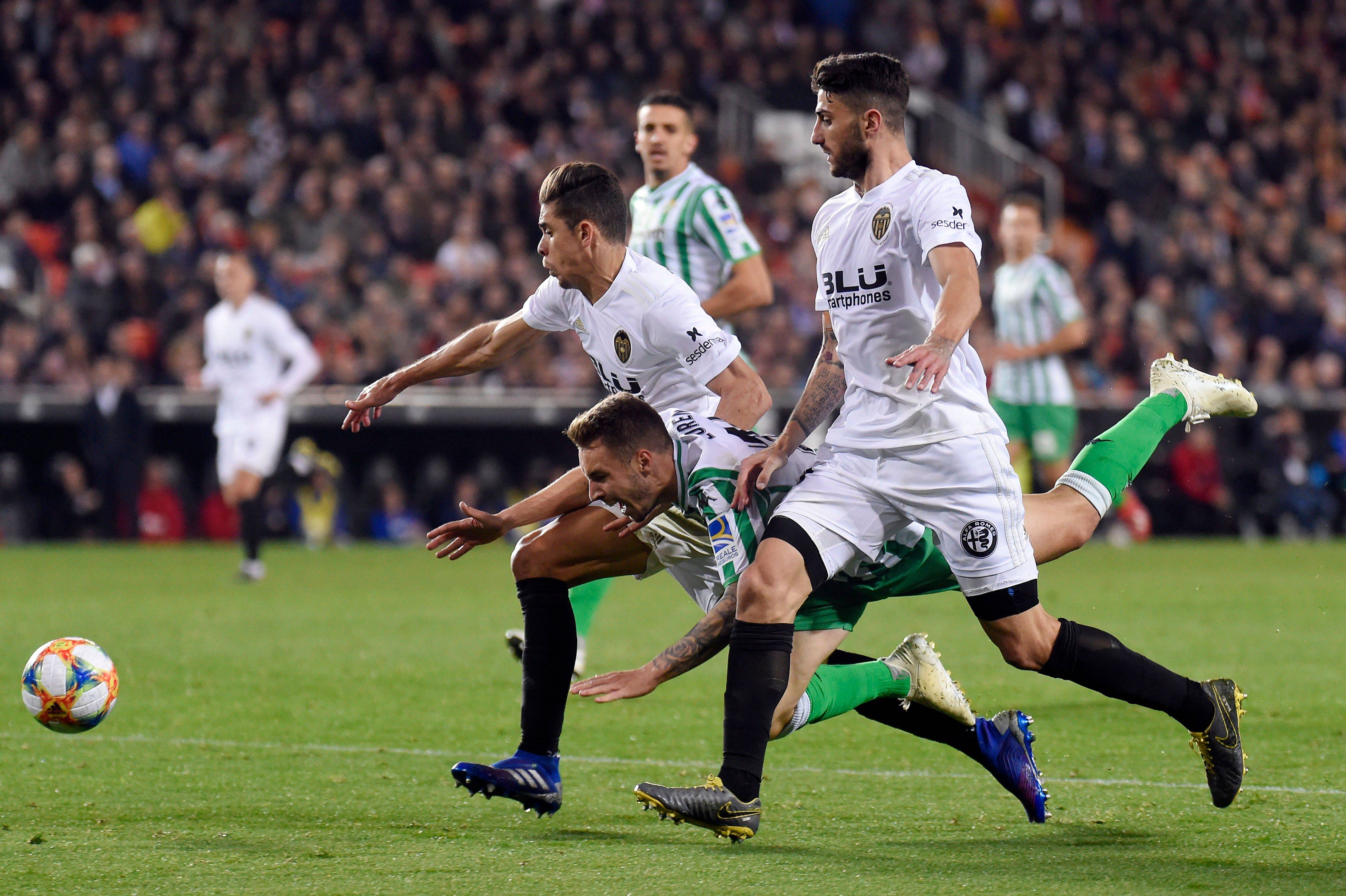 澳客竞技-激烈角逐下足球联赛赛况引人注目，球队实力均衡