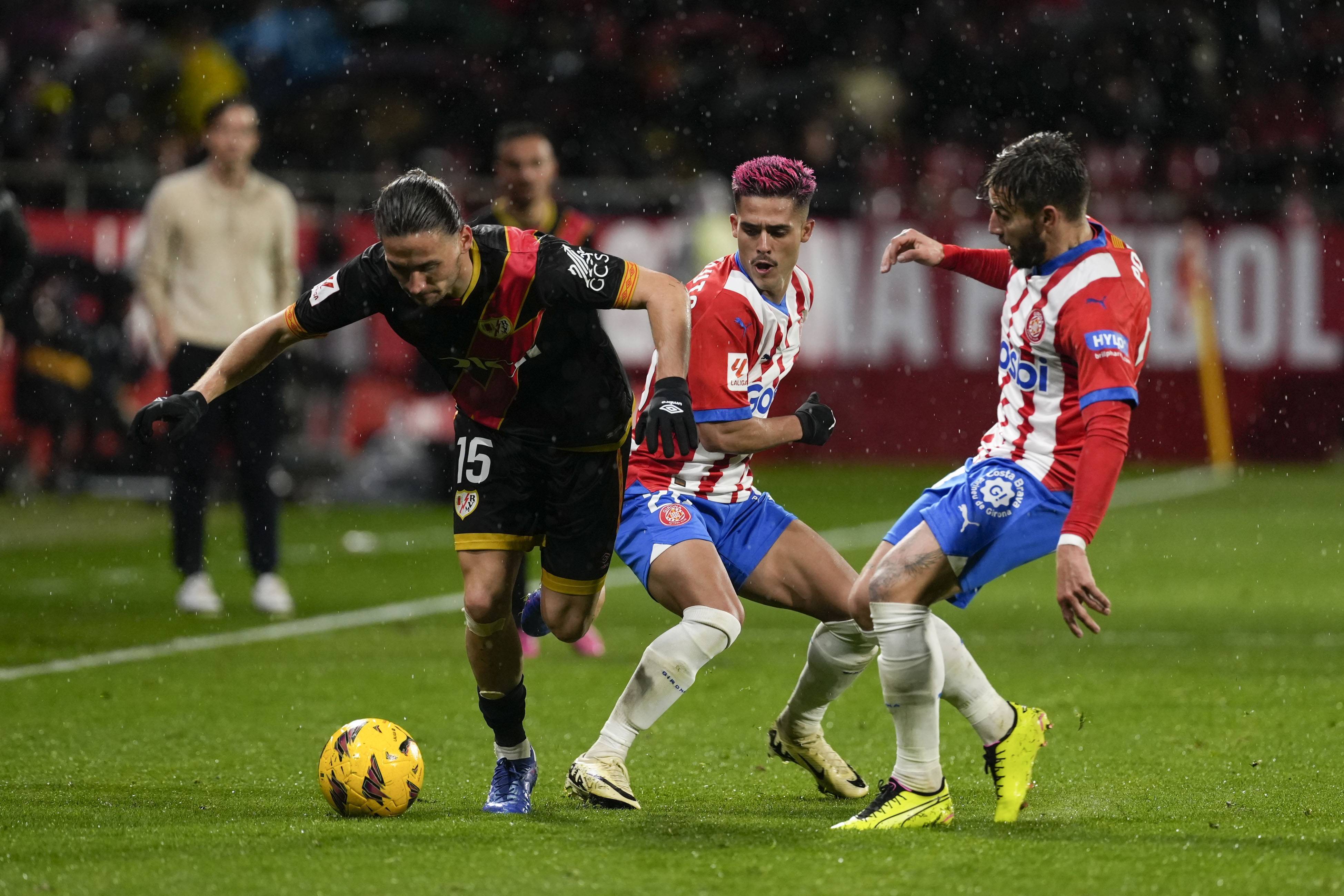 激烈角逐下足球联赛赛况引人注目，球队实力均衡