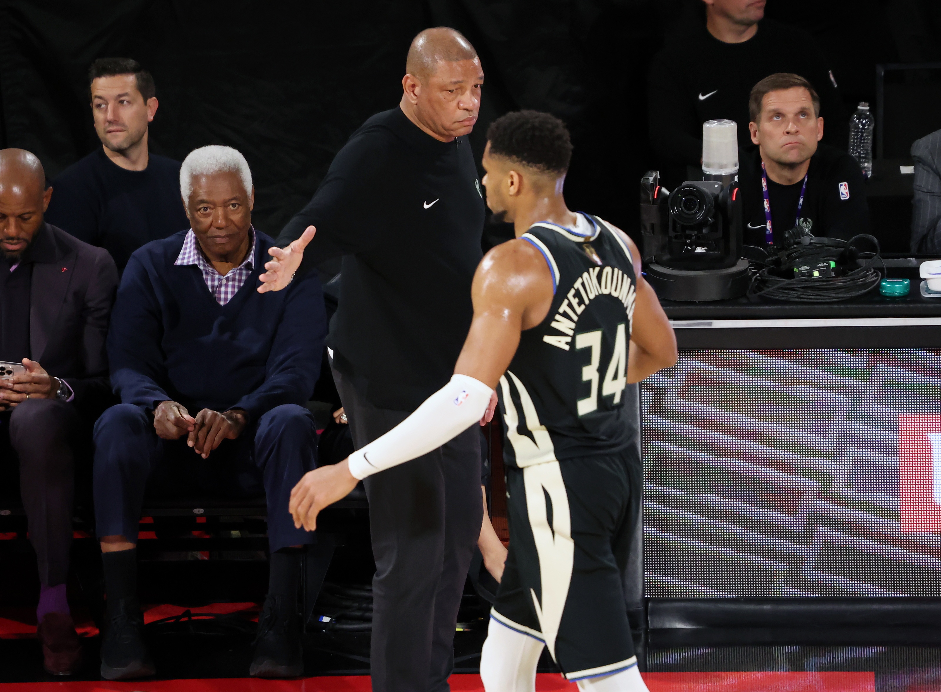 雄鹿击败人！字母哥表现稳健领队取胜的简单介绍