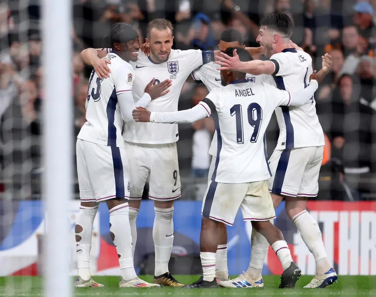 关于球员们在场上展现出色技术，攻防厮杀激烈的信息