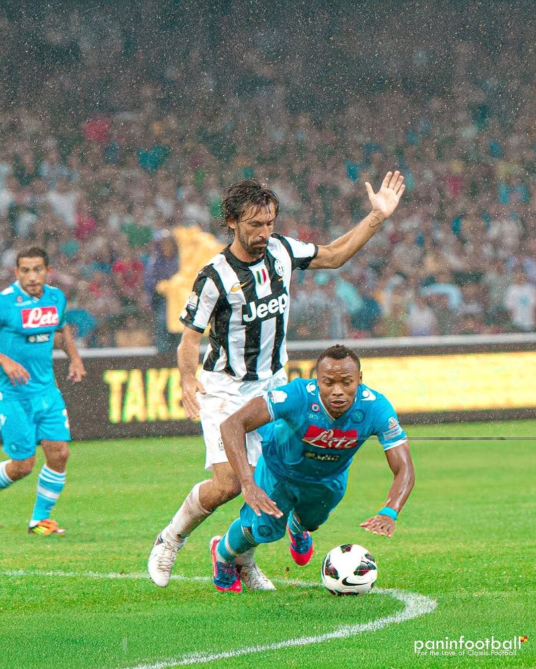 尤文图斯队在比赛中破门得分，取得胜利晋级