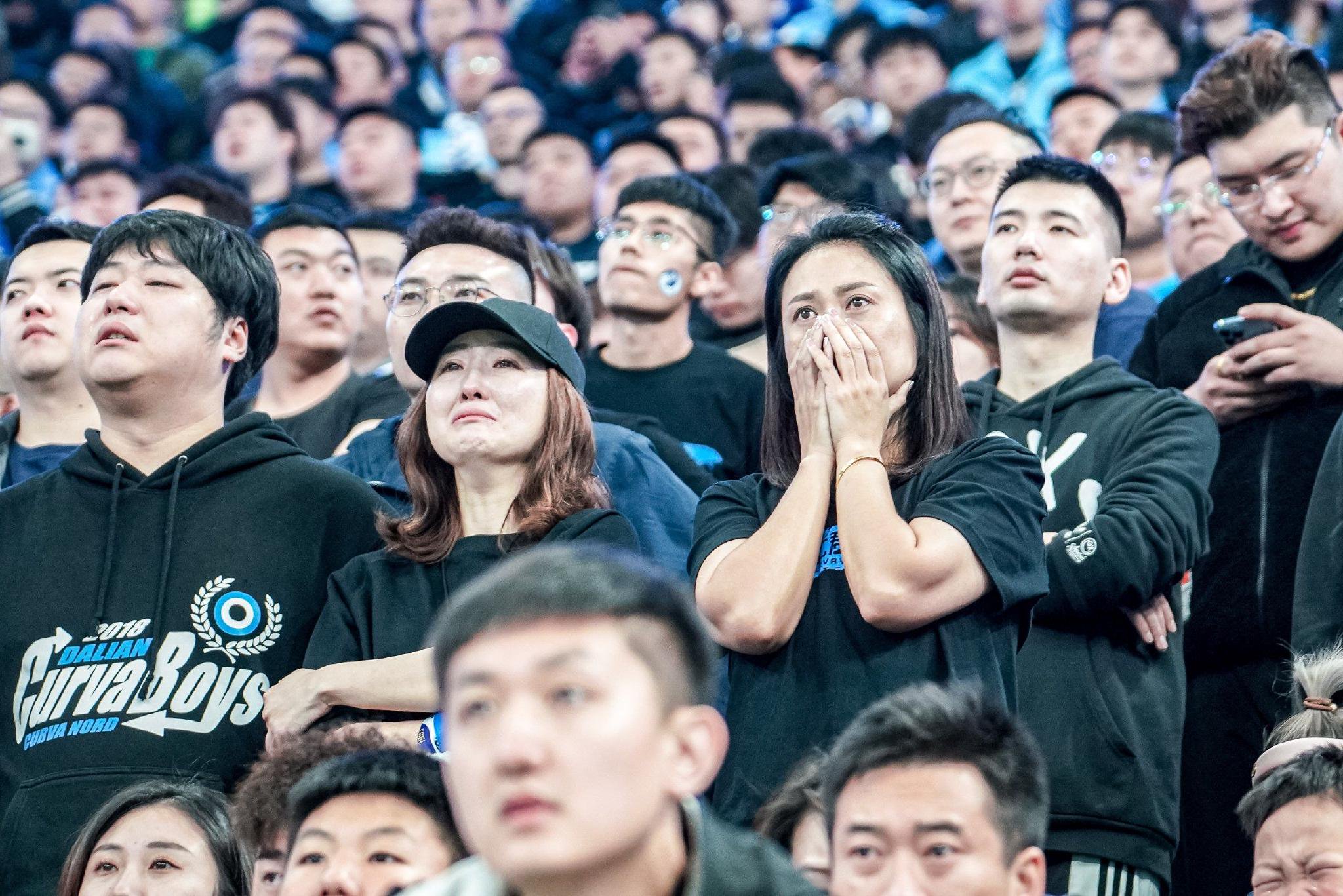 包含赛场上球员们展现出色表现,引发球迷狂热追捧的词条 包含赛场上球员们展现出色表现,引发球迷狂热追捧的词条