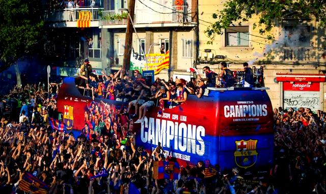 汉堡球迷狂欢庆祝胜利，球队满意表现