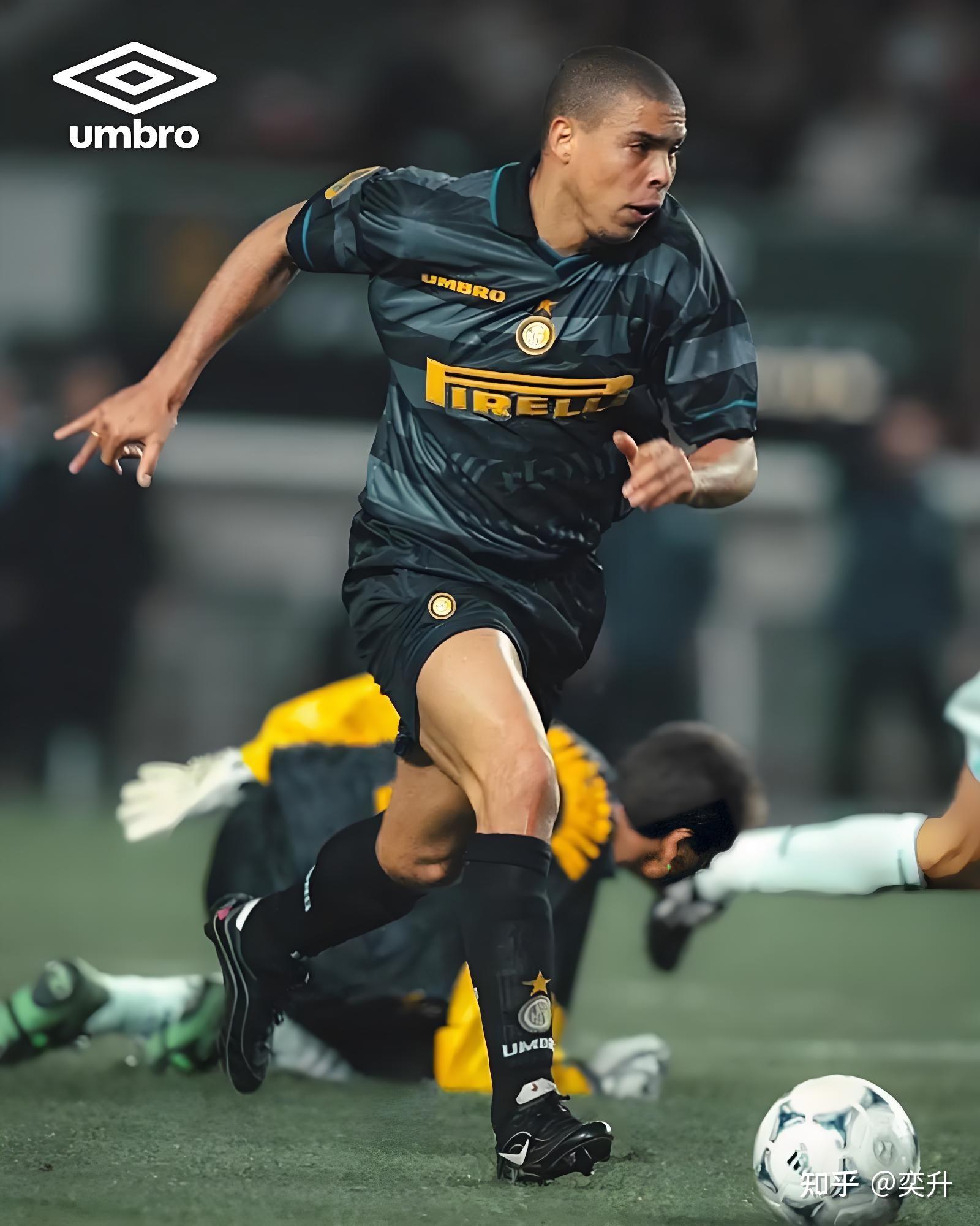 足球比赛中球员的个人表现备受瞩目 足球比赛中球员的个人表现备受瞩目