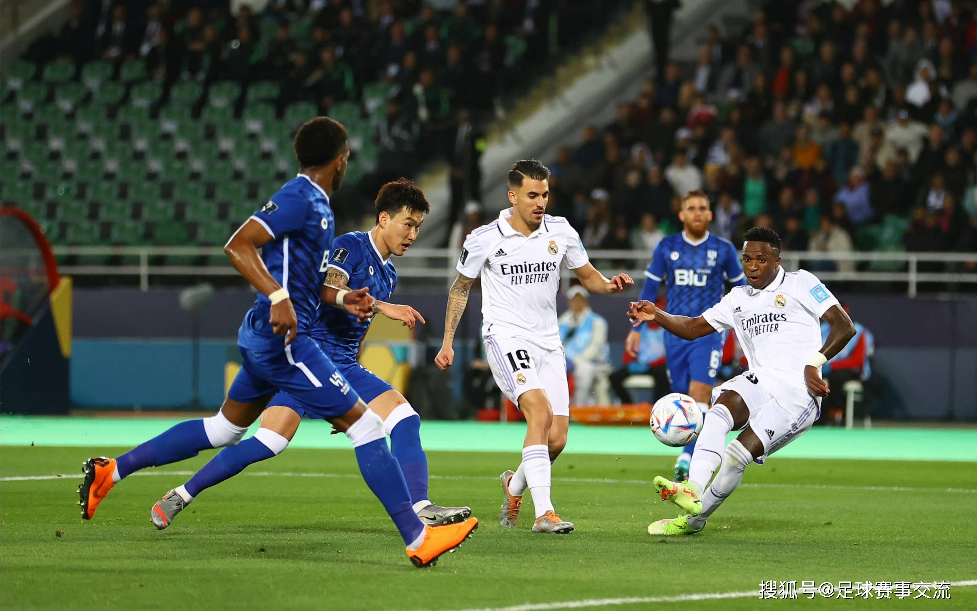 澳客网站-双方在足球场上展开激烈角逐