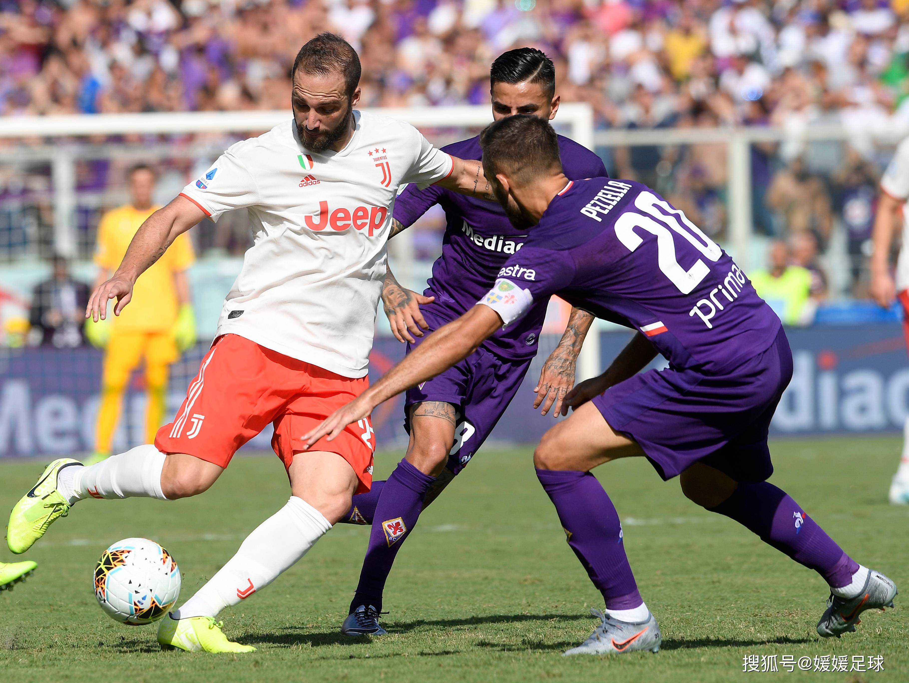 双方在足球场上展开激烈角逐