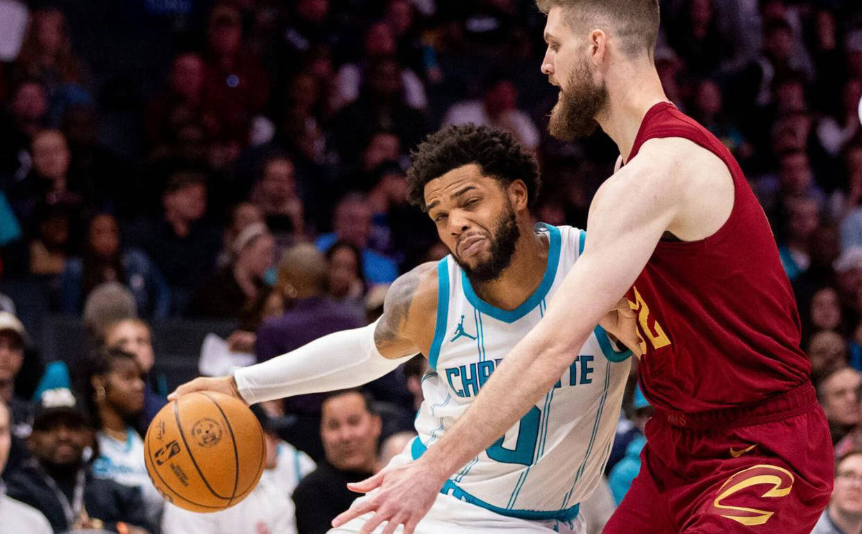 骑士遭遇黄蜂反扑，艰难获胜