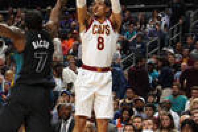 骑士遭遇黄蜂反扑，艰难获胜